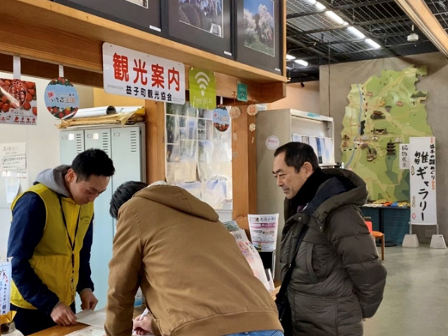 Hiring a bicycle at the Mashiko Tourism Office beside the station