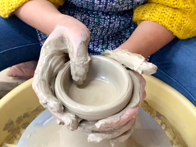 Creating Mashiko pottery on a wheal at Furuki