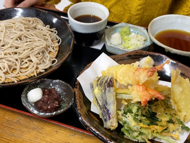 Delicious tempura soba with local spring ingredients at Yamani restaurant in Mashiko