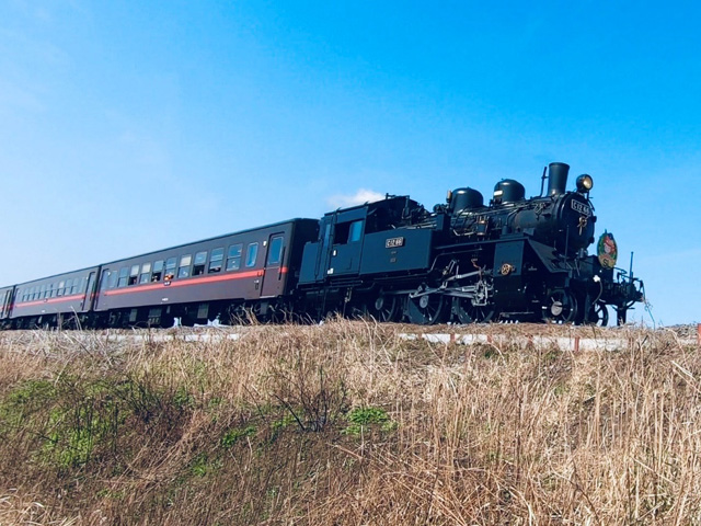 Stream train passing through fields towards Mashiko