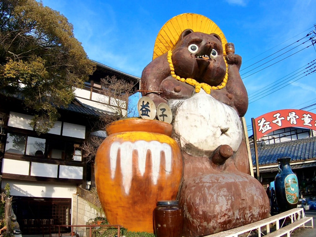Ponta the famous tanuki statue in Mashiko